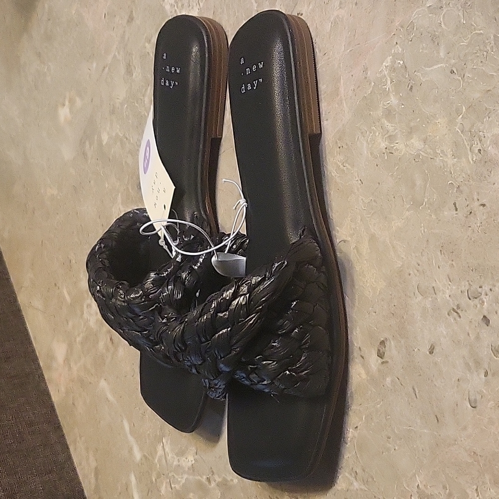NWT slip-on black sandais